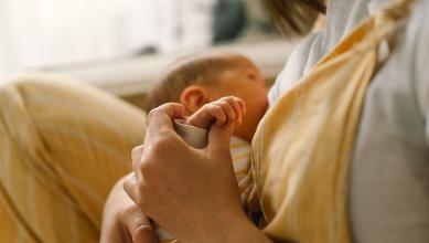 
		Mutter stillt ihr neugeborenes Baby
	